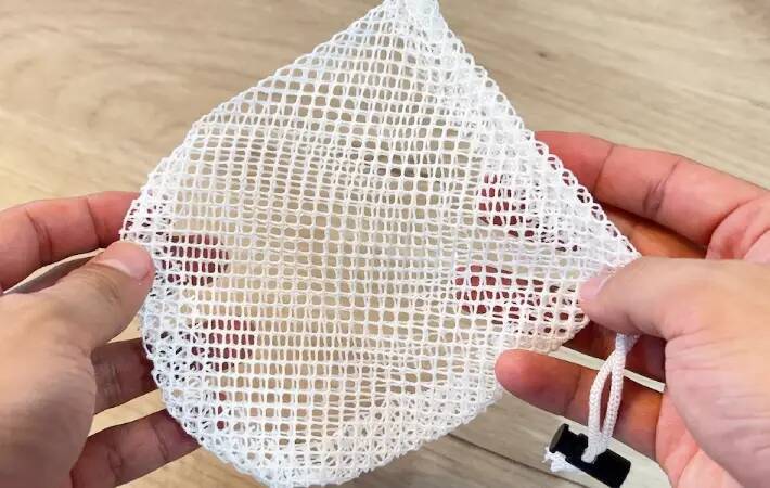 『メッシュの巾着』と思いきや？　ダイソーの「専用カバー」が夏のお出かけに役立つ！