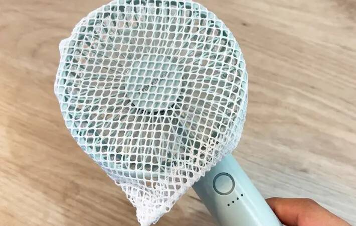『メッシュの巾着』と思いきや？　ダイソーの「専用カバー」が夏のお出かけに役立つ！
