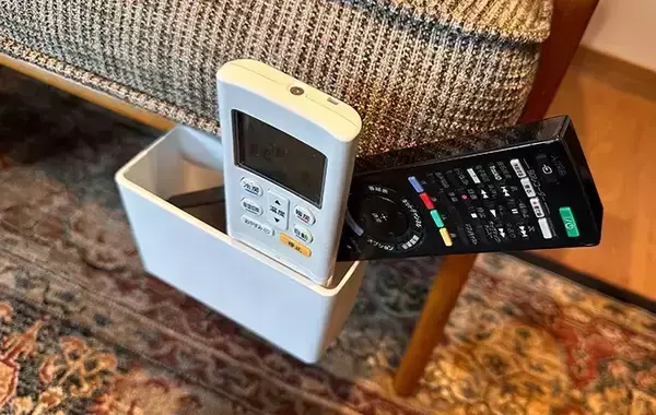 「エアコンのリモコン置き場に困った時は『ブックエンド』が役立つ！　浮かせて収納する裏ワザがこちら！」の画像