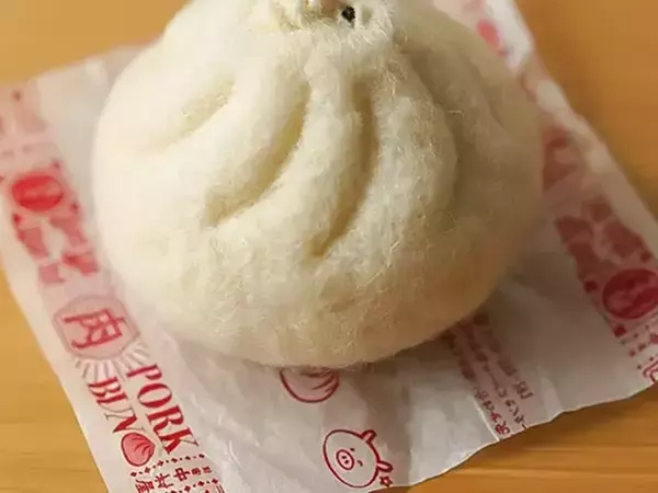 「めっちゃ見てくる」「夢に出てきそう」　『人面肉まん』の表情から目が離せない！