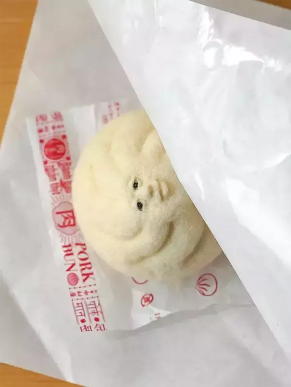 「「めっちゃ見てくる」「夢に出てきそう」　『人面肉まん』の表情から目が離せない！」の画像