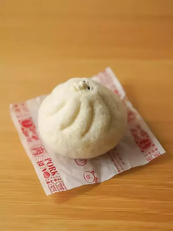 「「めっちゃ見てくる」「夢に出てきそう」　『人面肉まん』の表情から目が離せない！」の画像