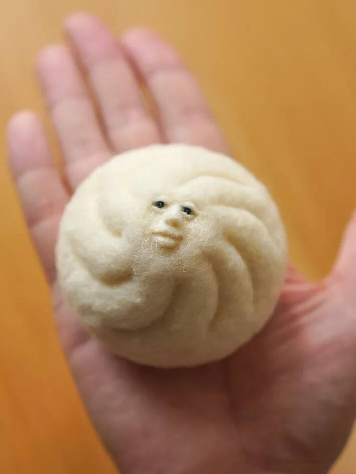 「めっちゃ見てくる」「夢に出てきそう」　『人面肉まん』の表情から目が離せない！