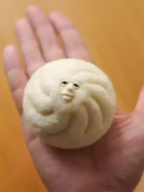 「「めっちゃ見てくる」「夢に出てきそう」　『人面肉まん』の表情から目が離せない！」の画像