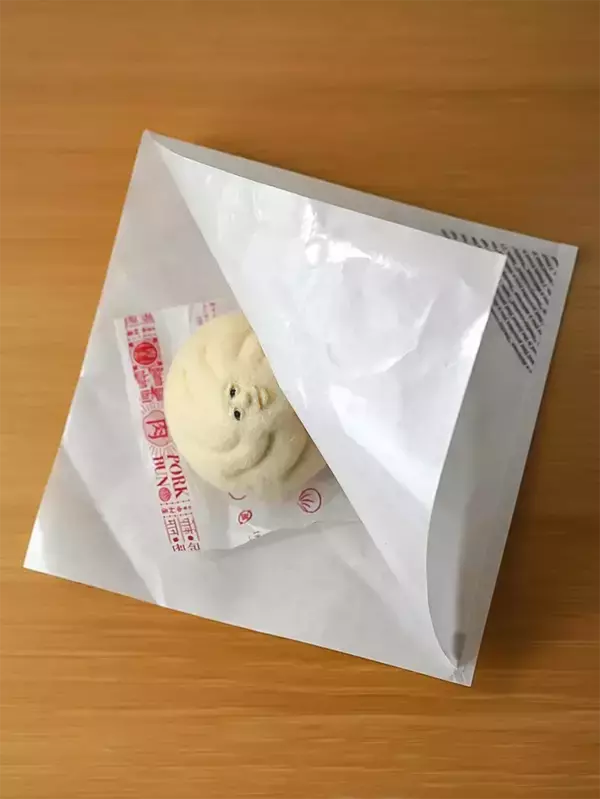 「「めっちゃ見てくる」「夢に出てきそう」　『人面肉まん』の表情から目が離せない！」の画像