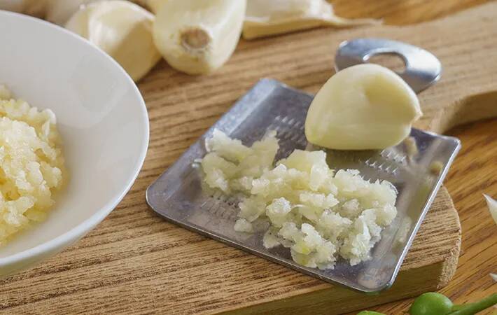 ニンニク保存するなら、ビニールor新聞紙←どっち？　プロが回答