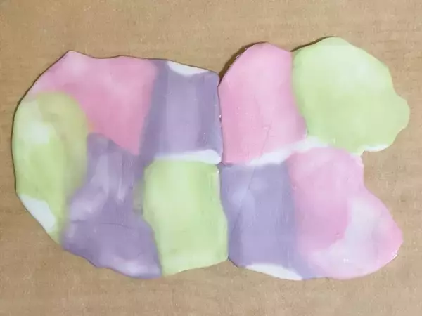 レンチンして伸ばすだけ！　材料1つのカラフルお菓子に「かわいくてテンション上がる」「食感が楽しい」