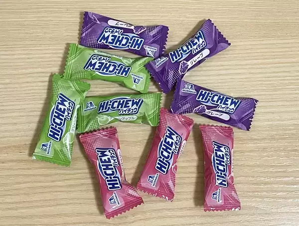 「レンチンして伸ばすだけ！　材料1つのカラフルお菓子に「かわいくてテンション上がる」「食感が楽しい」」の画像