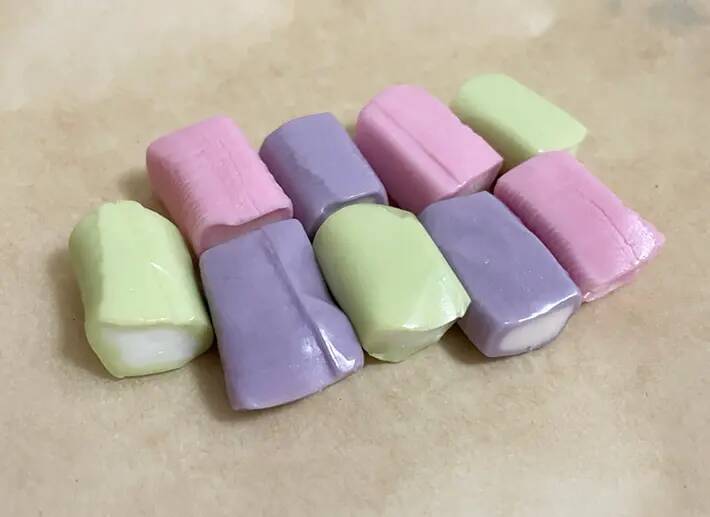 レンチンして伸ばすだけ！　材料1つのカラフルお菓子に「かわいくてテンション上がる」「食感が楽しい」