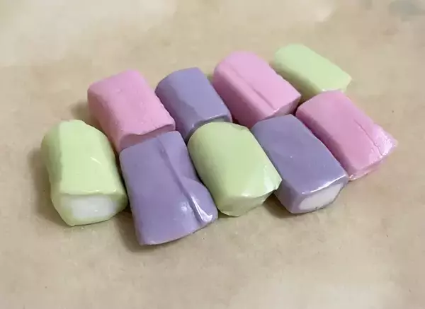 「レンチンして伸ばすだけ！　材料1つのカラフルお菓子に「かわいくてテンション上がる」「食感が楽しい」」の画像