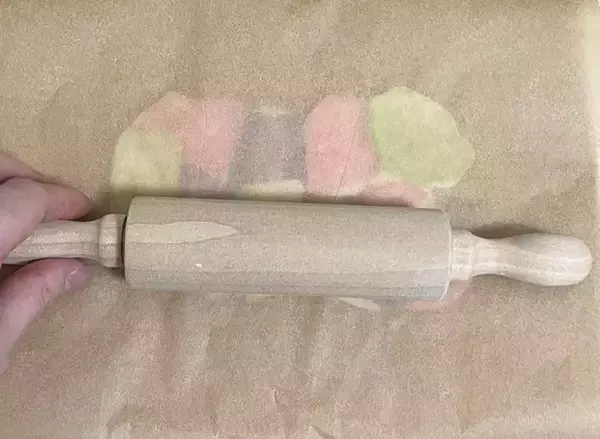 「レンチンして伸ばすだけ！　材料1つのカラフルお菓子に「かわいくてテンション上がる」「食感が楽しい」」の画像