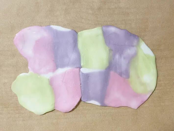 レンチンして伸ばすだけ！　材料1つのカラフルお菓子に「かわいくてテンション上がる」「食感が楽しい」