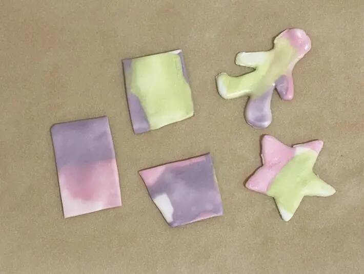 レンチンして伸ばすだけ！　材料1つのカラフルお菓子に「かわいくてテンション上がる」「食感が楽しい」