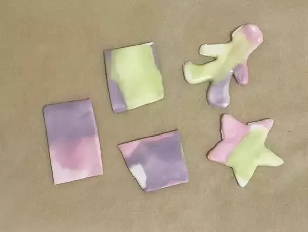 「レンチンして伸ばすだけ！　材料1つのカラフルお菓子に「かわいくてテンション上がる」「食感が楽しい」」の画像