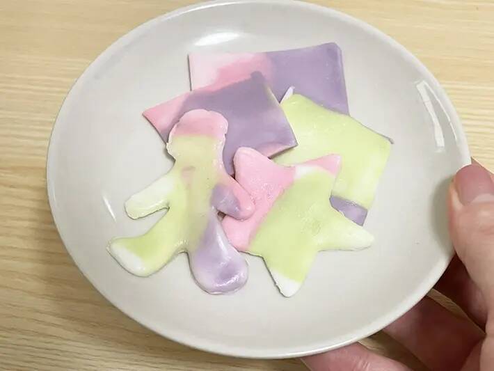 レンチンして伸ばすだけ！　材料1つのカラフルお菓子に「かわいくてテンション上がる」「食感が楽しい」