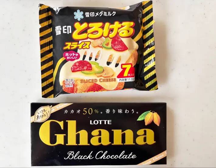 8枚に切ったチーズの上にのせたのは？　簡単おやつに「甘じょっぱい味がたまらん」「ずっと食べられる」