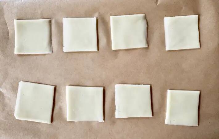 8枚に切ったチーズの上にのせたのは？　簡単おやつに「甘じょっぱい味がたまらん」「ずっと食べられる」