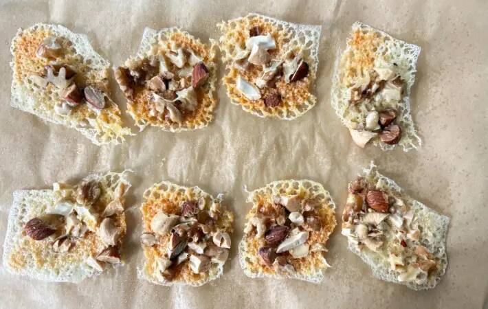 8枚に切ったチーズの上にのせたのは？　簡単おやつに「甘じょっぱい味がたまらん」「ずっと食べられる」