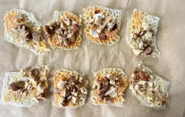 「8枚に切ったチーズの上にのせたのは？　簡単おやつに「甘じょっぱい味がたまらん」「ずっと食べられる」」の画像