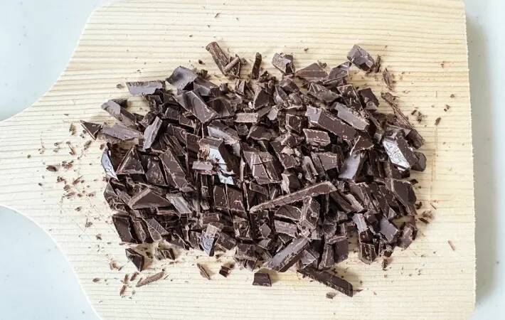 8枚に切ったチーズの上にのせたのは？　簡単おやつに「甘じょっぱい味がたまらん」「ずっと食べられる」