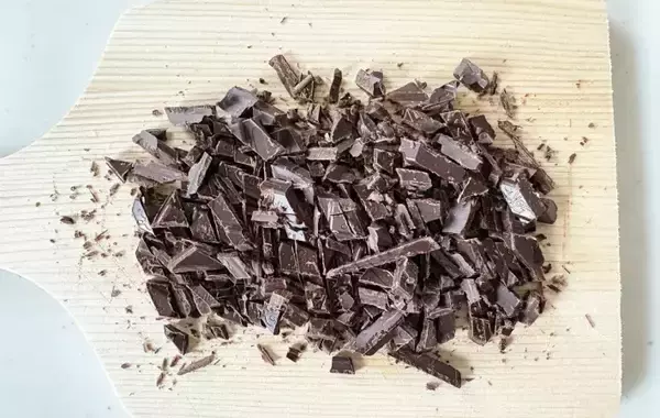 「8枚に切ったチーズの上にのせたのは？　簡単おやつに「甘じょっぱい味がたまらん」「ずっと食べられる」」の画像