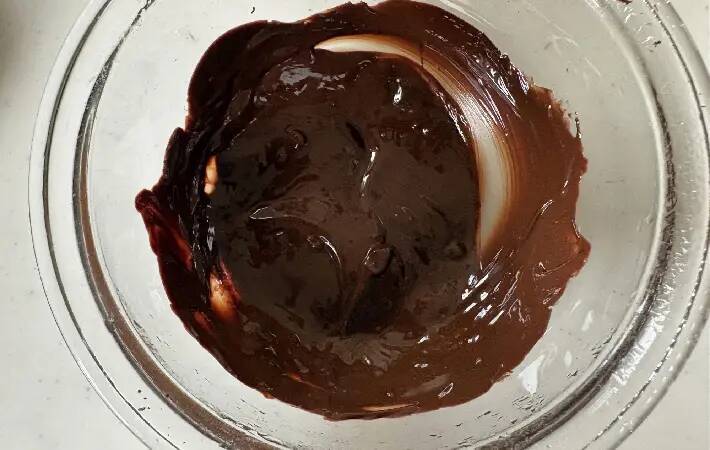 8枚に切ったチーズの上にのせたのは？　簡単おやつに「甘じょっぱい味がたまらん」「ずっと食べられる」