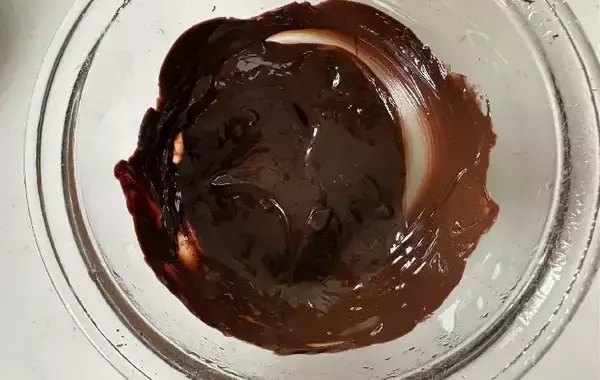 「8枚に切ったチーズの上にのせたのは？　簡単おやつに「甘じょっぱい味がたまらん」「ずっと食べられる」」の画像