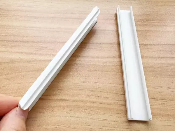 ダイソーの『配線カバー』、まさかの使い方で冷蔵庫収納が激変！