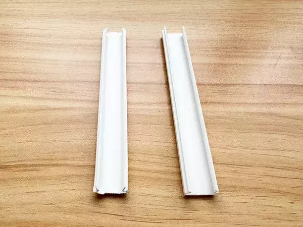 「ダイソーの『配線カバー』、まさかの使い方で冷蔵庫収納が激変！」の画像