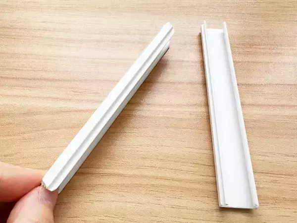 「ダイソーの『配線カバー』、まさかの使い方で冷蔵庫収納が激変！」の画像