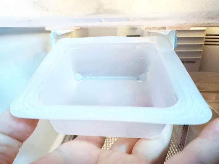 ダイソーの『配線カバー』、まさかの使い方で冷蔵庫収納が激変！