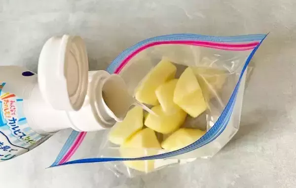 「材料2つで大満足！　リンゴの簡単おやつが絶品【作り置きレシピ】」の画像