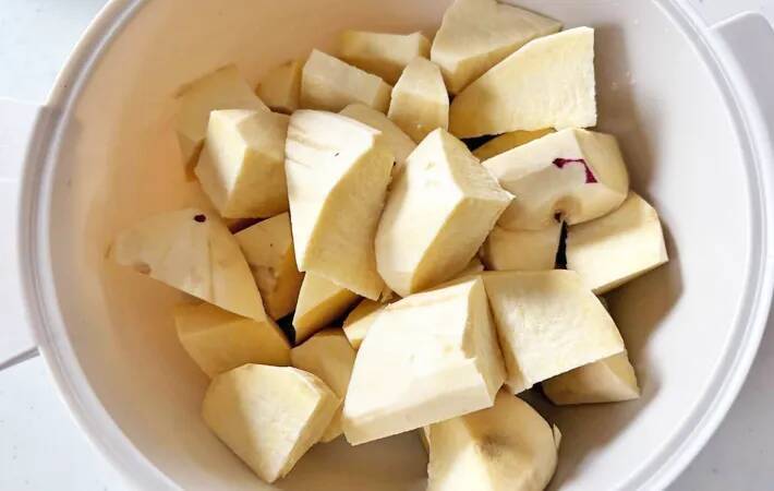 フォークで潰したサツマイモを…？　余った食材を使った意外なレシピ