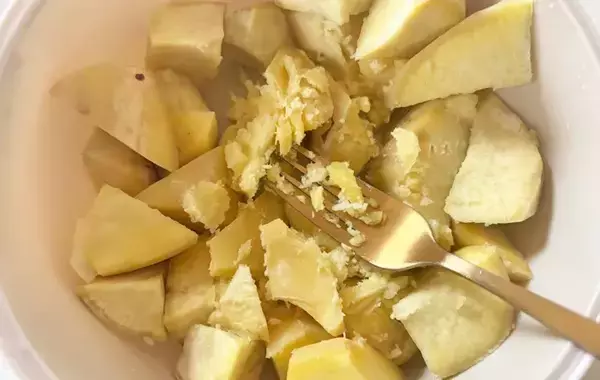 「フォークで潰したサツマイモを…？　余った食材を使った意外なレシピ」の画像