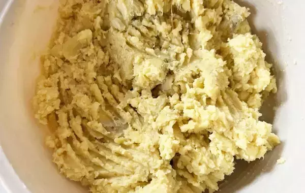 「フォークで潰したサツマイモを…？　余った食材を使った意外なレシピ」の画像