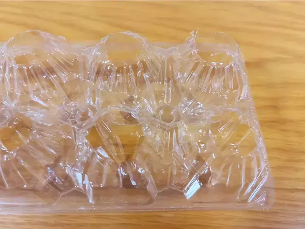 卵パックの『底』をハサミで切ると…　かゆいところに手が届く『収納術』に「今まで損してた！」