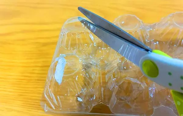 「卵パックの『底』をハサミで切ると…　かゆいところに手が届く『収納術』に「今まで損してた！」」の画像