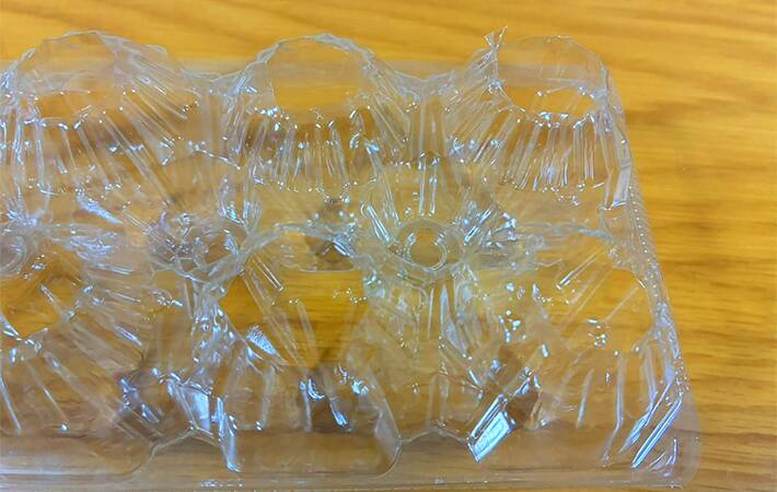 卵パックの『底』をハサミで切ると…　かゆいところに手が届く『収納術』に「今まで損してた！」