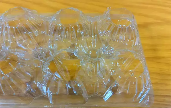 「卵パックの『底』をハサミで切ると…　かゆいところに手が届く『収納術』に「今まで損してた！」」の画像