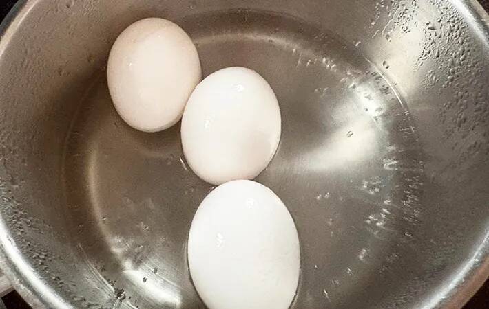 ゆで卵の殻がツルッと剥ける！　コップを使った裏技に「今までの苦労は一体…」
