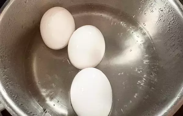 「ゆで卵の殻がツルッと剥ける！　コップを使った裏技に「今までの苦労は一体…」」の画像