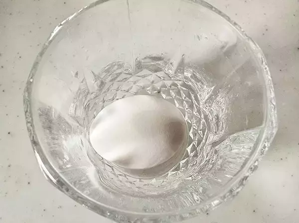「ゆで卵の殻がツルッと剥ける！　コップを使った裏技に「今までの苦労は一体…」」の画像