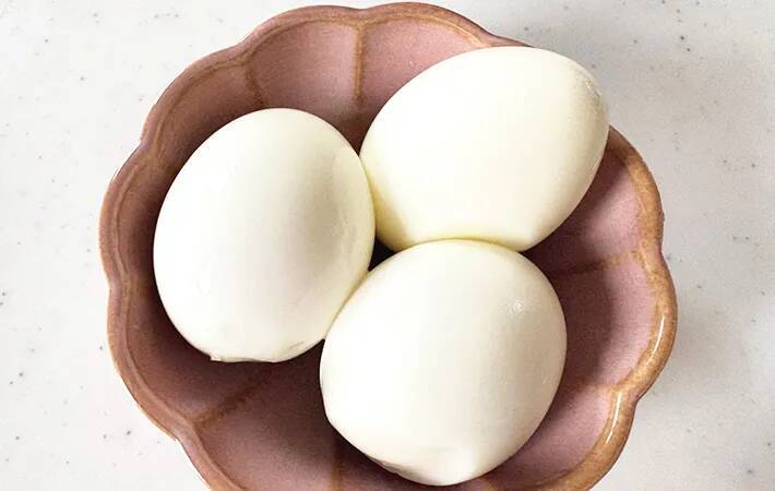 ゆで卵の殻がツルッと剥ける！　コップを使った裏技に「今までの苦労は一体…」