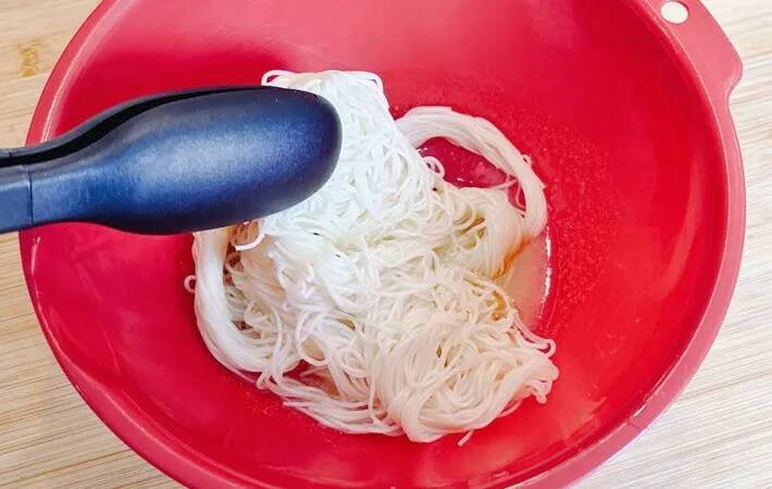 そうめんを『一口サイズ』に並べて？　完成品に「驚いた」「手が止まらない！」