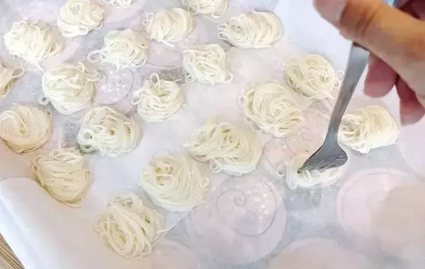 「そうめんを『一口サイズ』に並べて？　完成品に「驚いた」「手が止まらない！」」の画像