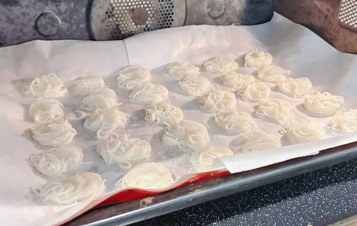 そうめんを『一口サイズ』に並べて？　完成品に「驚いた」「手が止まらない！」