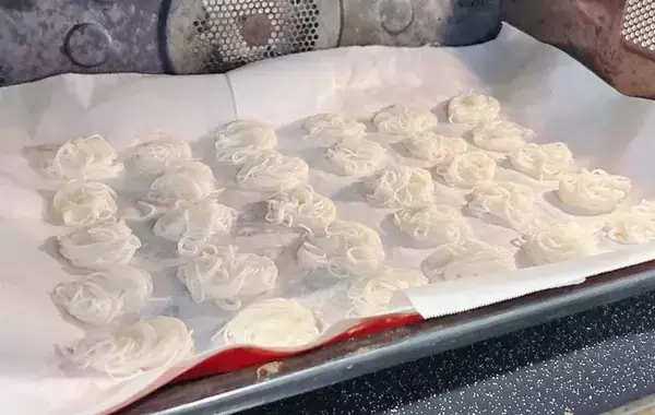 「そうめんを『一口サイズ』に並べて？　完成品に「驚いた」「手が止まらない！」」の画像