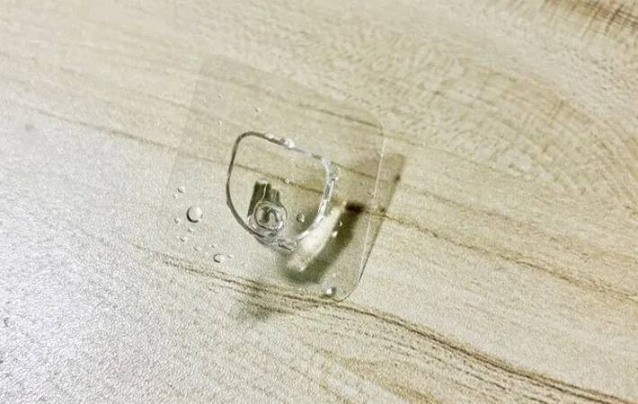 ダイソーが太鼓判！　狭いキッチンが快適になる『フィルムフック』の活用法【4選】