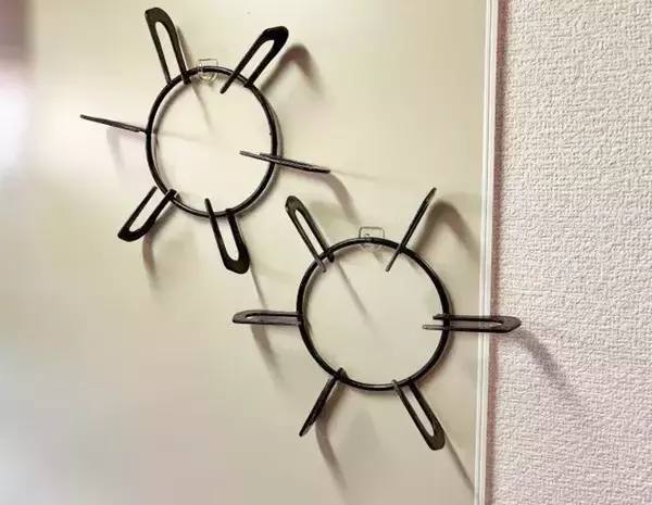 「ダイソーが太鼓判！　狭いキッチンが快適になる『フィルムフック』の活用法【4選】」の画像