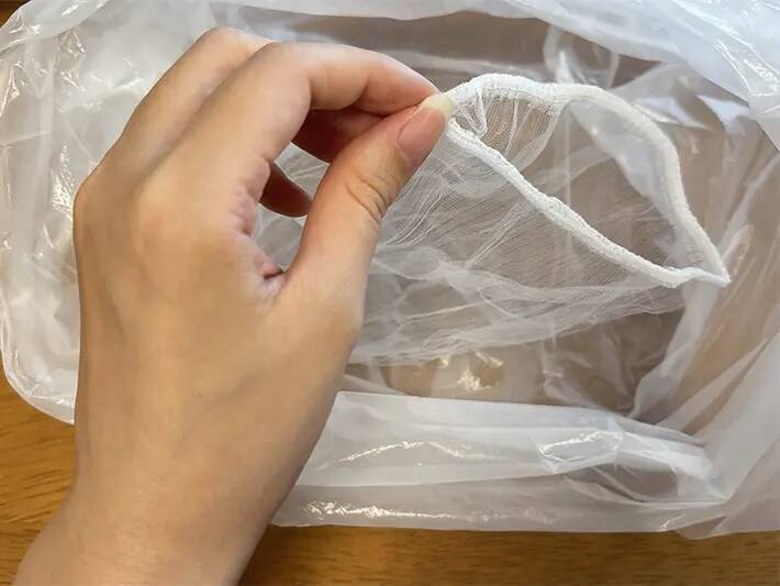 水切りネットの『キッチンじゃない使い方』　線香の“燃え残り”を一掃！